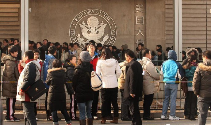 北京visa厅场外等待办理赴美生子visa
